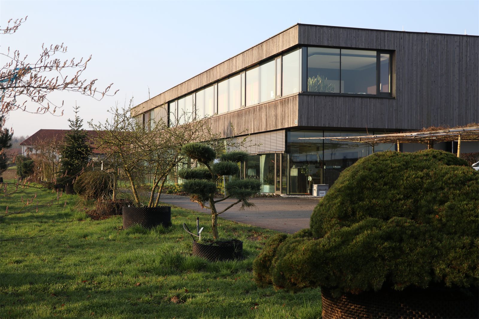 Modernes Bürogebäude der Baumschule Haselberger